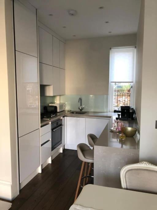 Stylish 3-Bedroom Flat In Kensington Londra Exterior foto