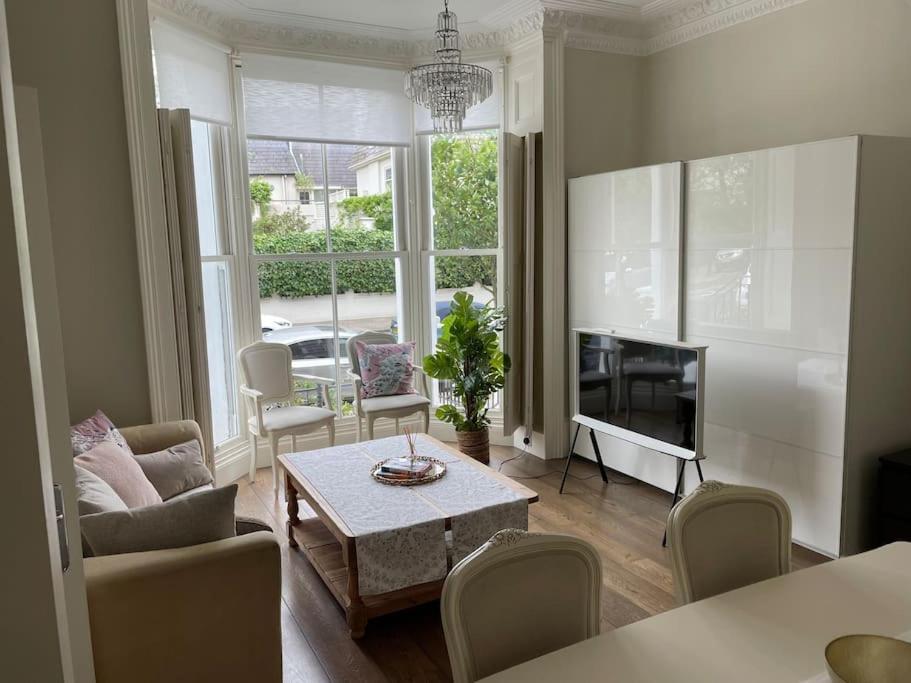 Stylish 3-Bedroom Flat In Kensington Londra Exterior foto
