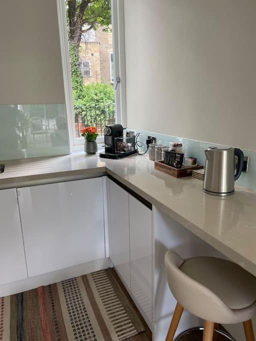Stylish 3-Bedroom Flat In Kensington Londra Exterior foto