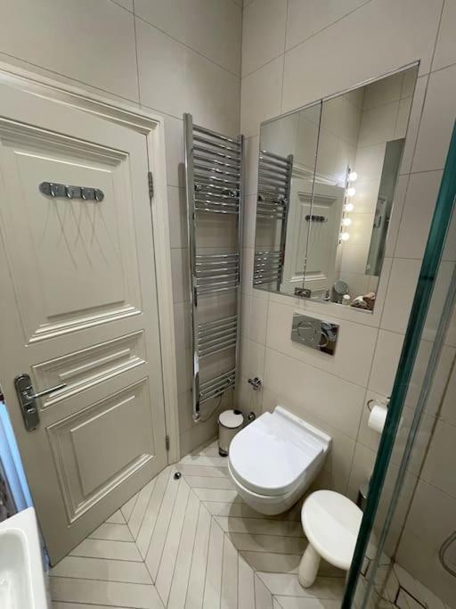 Stylish 3-Bedroom Flat In Kensington Londra Exterior foto